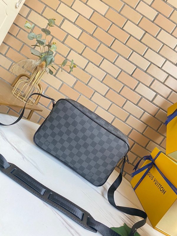 ルイヴィトンバッグ側面デザイン